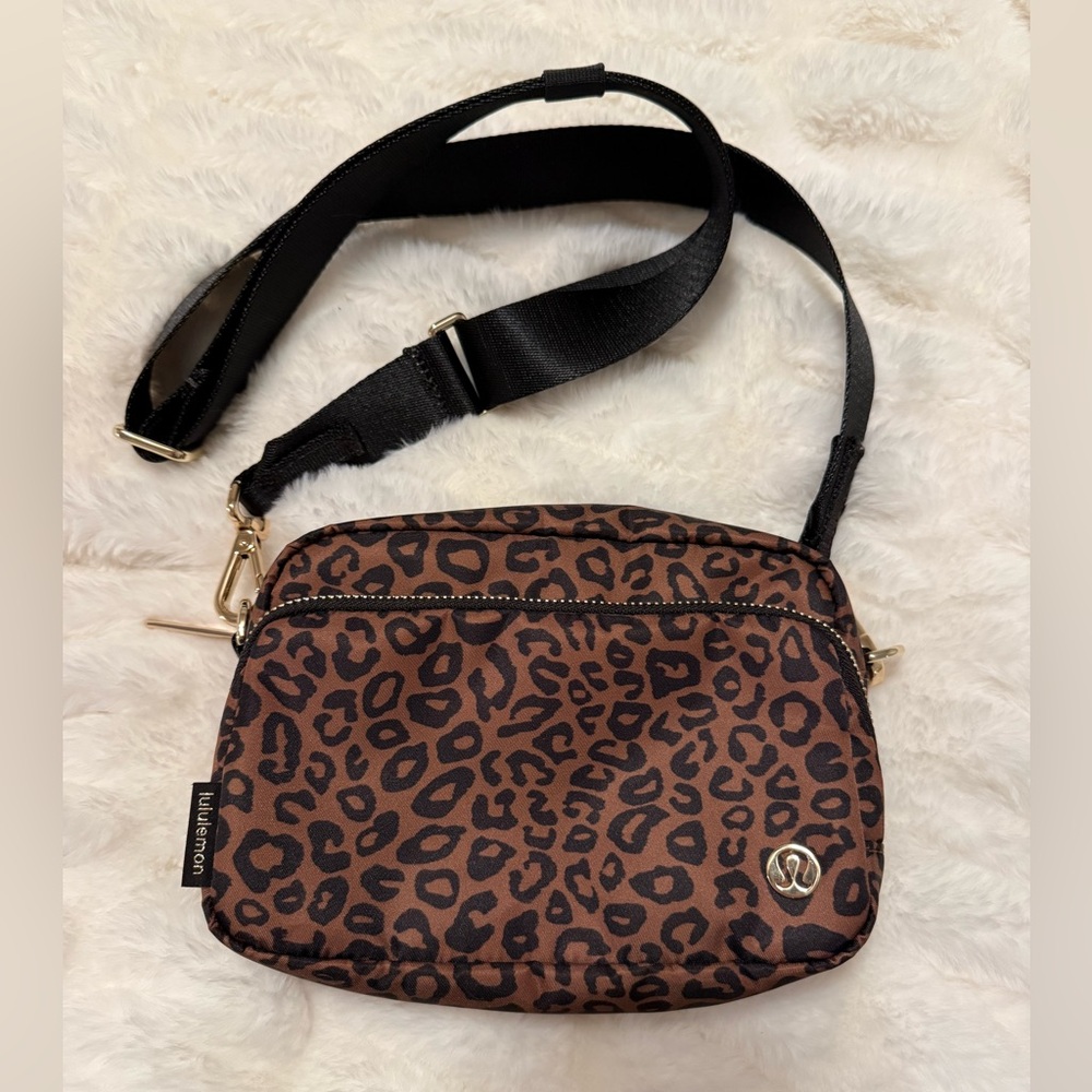 Lululemon Everywhere Crossbody Bag 2L Leopard